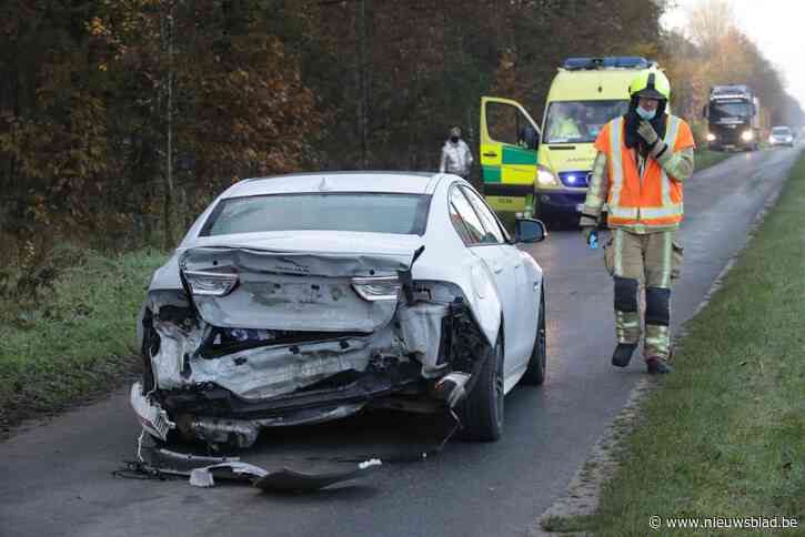 Bestelwagen botst tegen fonkelnieuwe auto: twee kinderen en twee volwassenen gewond