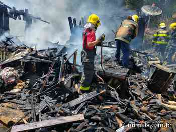 Casa é totalmente destruída por incêndio em Curitibanos - ND