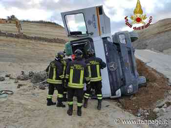 Incidente a Ponte Galeria, camion si ribalta in una cava: conducente in codice rosso - Fanpage