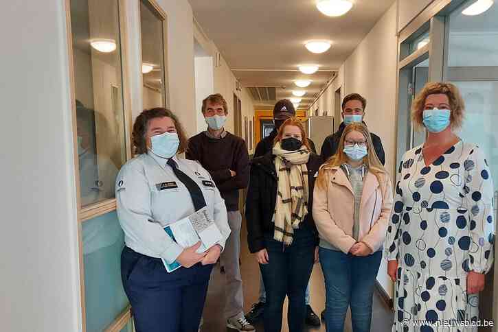 Scholieren geven politiekantoor frisse look