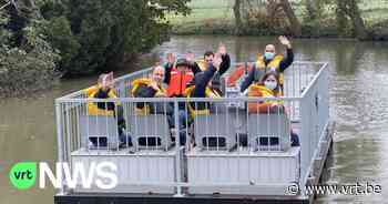 Rolstoelgebruikers van De Lovie in Poperinge kunnen nu ook genieten van een tocht op de vijver met drijvend terras - VRT NWS