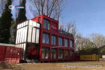 Bouwbedrijf maakt moderne werfkeet: “Chique, hè...”