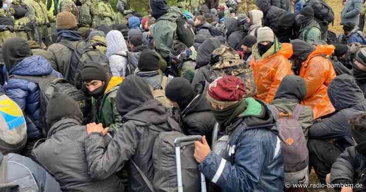 Migranten in Belarus an Grenze zu Polen in Notunterkünften