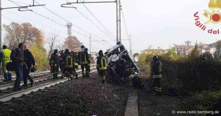 Kleinbus in Italien von Zug erfasst – Junge tot