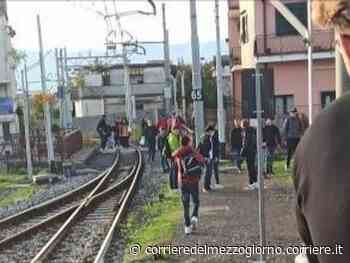 Circumvesuviana, treno fermo a Terzigno e passeggeri sui binari - Corriere del Mezzogiorno