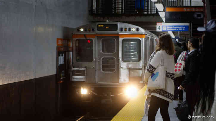 Teen fighting on train sparks police probe (VIDEO)