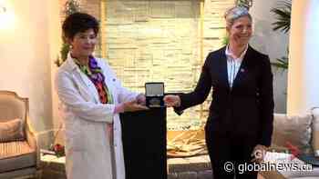 Château Westmount receives medal of honour for fight against COVID-19 - Globalnews.ca