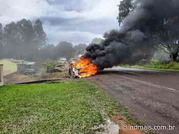 Incêndio destrói carro às margens da SC-163 em Itapiranga - ND
