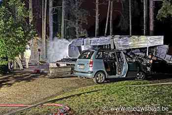 Hevige brand legt houten chalet en auto in de as: “Gelukkig is de bewoonster ongedeerd”