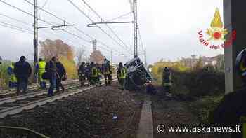 Parma, furgoncino precipita dal raccordo sui binari: morto un giovane - askanews