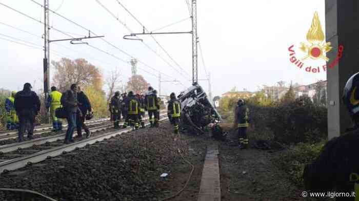 Incidente Parma oggi autostrada A15, pulmino finisce su ferrovia: morto 17enne - Il Giorno