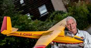 Hans Mol (66) bouwt modelzweefvliegtuigen: 'Ik kan uren kijken naar dat silhouet hoog in de lucht' - De Gelderlander