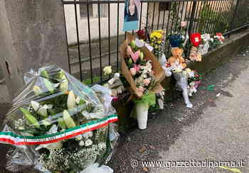 Sassuolo: fiori e biglietti davanti alla casa della strage - Gazzetta di Parma