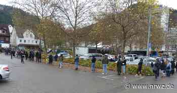 Impfaktion in Schramberg: Lange Schlange vor dem Gummibärenladen - Neue Rottweiler Zeitung online