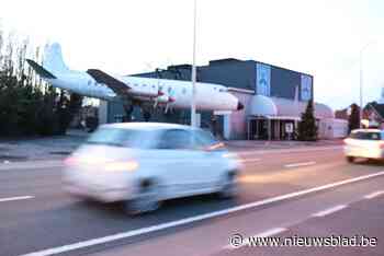 Discotheek blijft open en doet try-out met mondmaskers, al is er scepsis: “Hier wordt nogal wat afgekust. Hoe doe je dat met een kapje op?”