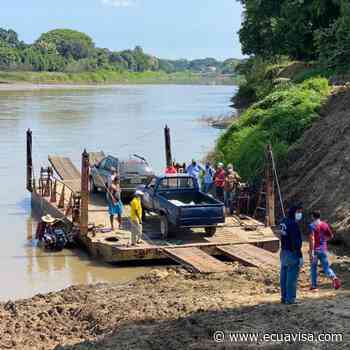 Gabarra traslada vehículos entre Colimes y Balzar ante falta de puente - Ecuavisa
