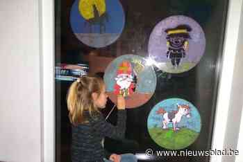 Achtjarige Bo hangt verlanglijstje Sinterklaas tussen schilderijtjes aan het raam