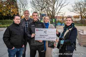 Daimy wandelde 83 kilometer op blote voeten en haalde zo 13.000 euro op voor de school van zijn petekindje