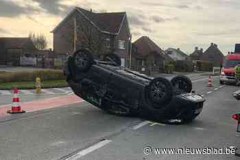 Wagen belandt op dak bij spectaculair ongeval met vier voertuigen - Het Nieuwsblad