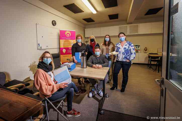 Sociale kruidenier en Den Draai helpen met papierwerk bij kop koffie: “Voor elke burger met vragen”