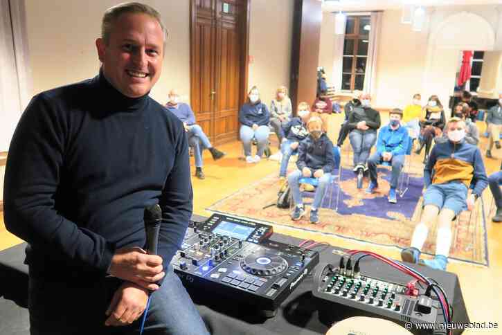 Leerling-dj’s hangen aan de lippen en kijken naar de handen van ‘meester’ DJ F.R.A.N.K.