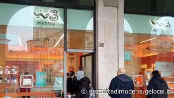 Modena, commessa sequestrata da un cliente in un negozio di piazza Grande - La Gazzetta di Modena