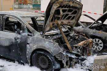 Chemnitz: Feuerwehreinsatz in Mittelsachsen - Zwei Autos ausgebrannt - TAG24