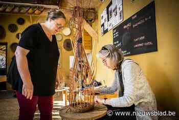 Moeder en zoon aan de slag als mandenvlechters: “Als ik aan het vlechten ben, denk ik aan niets anders meer”