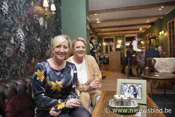 Zussen toveren oude dorpswoning om tot gezellige huiskamerkroeg: “Je voelde meteen dat dit huis een ziel had”