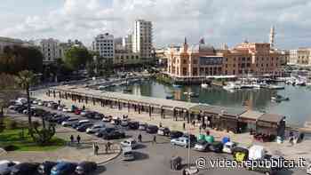 Bari, fenomeno Chiringuito: il chioschetto sul mare è il locale in cui si vende più birra Peroni. 'Qui da tre generazioni' - Repubblica TV