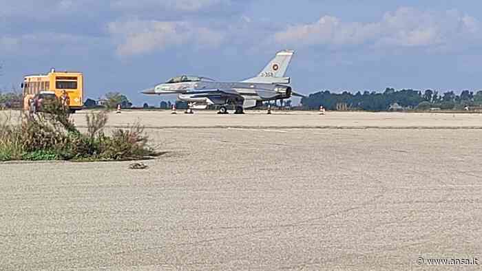 F16 Nato costretto ad atterraggio di emergenza a Crotone - Agenzia ANSA