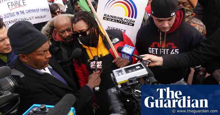'I'm not surprised': mixed reactions outside courthouse after Kyle Rittenhouse verdict – video