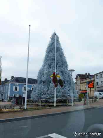Golbey - Le grand sapin de Noël installé place de l'église - Epinal infos - Epinal Infos