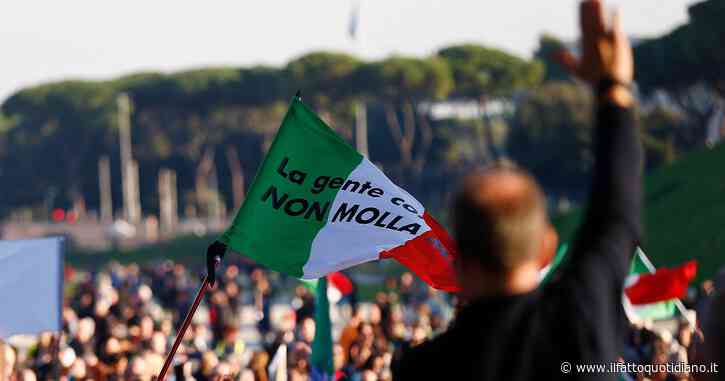 Manifestazioni no green pass, in 4mila al sit-in al Circo Massimo di Roma. Tensioni a Milano, fermati alcuni dimostranti