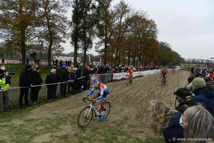 Geslaagde eerste editie met publiek voor Aardbeiencross in Merksplas: “We zijn nog nooit naar een cross geweest en komen de sfeer opsnuiven”