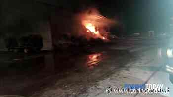 Incendio ad Airasca: fienile a fuoco, distrutti anche i mezzi agricoli. Operazioni di spegnimento per tutto il giorno - TorinoToday