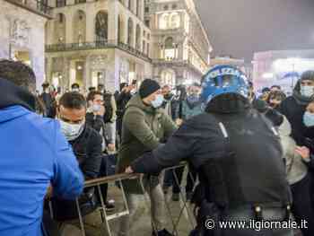 Tensioni in piazza: agenti identificano i No pass
