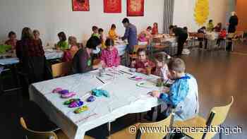Altdorf - Elternzirkel bastelt mit 30 Kindern Kartenhalter aus Steinen - Luzerner Zeitung