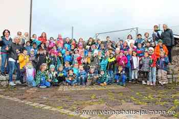 Steinen - Schulkinder räumen Müll weg - www.verlagshaus-jaumann.de