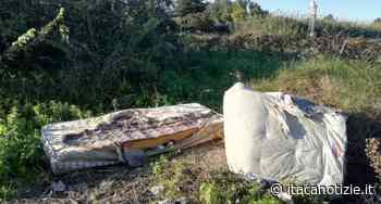 Marsala: materassi e altri rifiuti abbandonati nei canali di contrada Giunchi - Itaca Notizie