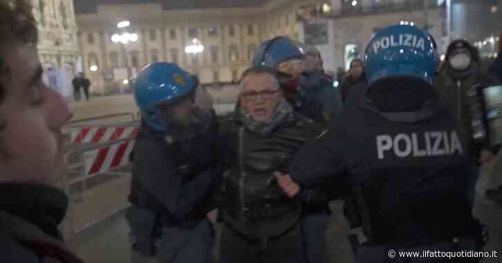 Milano, No green pass tornano in piazza. In duecento tentano un corteo verso il Duomo, momenti di tensione con la Polizia