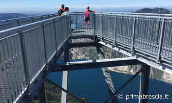 La spettacolare passerella sospesa nel vuoto sopra il lago di Lecco - Prima Brescia
