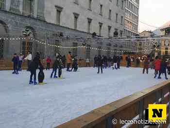 Lecco | Aperta la pista di pattinaggio sul ghiaccio in piazza Garibaldi - Lecco Notizie