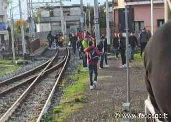 Circumvesuviana, ancora un treno fermo: passeggeri di nuovo a piedi sui binari - Fanpage