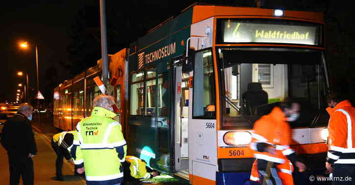 Mannheim:  Straßenbahn erfasst 16-Jährigen