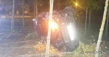 Chauffeur mist bocht in Pierstraat en belandt in boomgaard - Het Laatste Nieuws