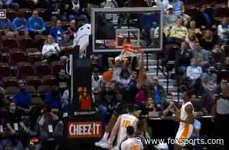 Jermaine Samuels scores 14 points, grabs 11 rebounds in No. 5 Villanova's 71-53 win over No. 17 Tennessee