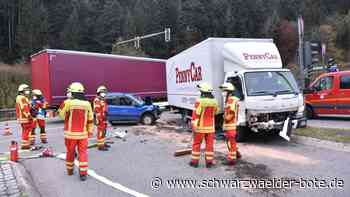 Unfall auf B 462 - Laster prallt zwischen Schiltacher Tunneln gegen Auto - Schwarzwälder Bote