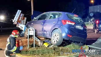 Vola con l'auto in mezzo alla rotonda e abbatte i cartelli stradali - BresciaToday