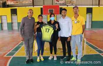 Entregan uniformes a equipo de voleibol de Las Matas De Santa Cruz - El Masacre